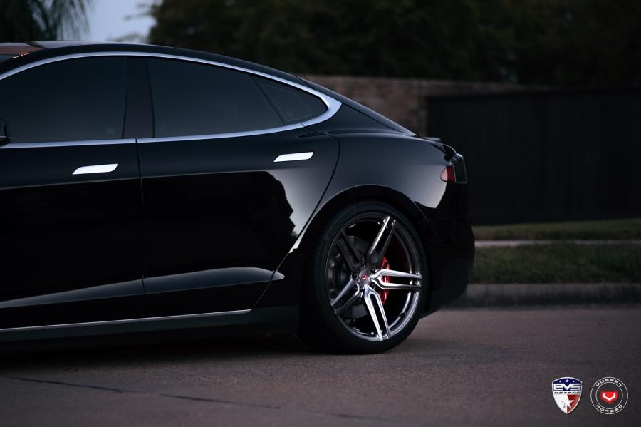 Детали экстерьера Tesla Model S on Vossen Wheels (HC-1) 2016 года  (фото 19 из 23)